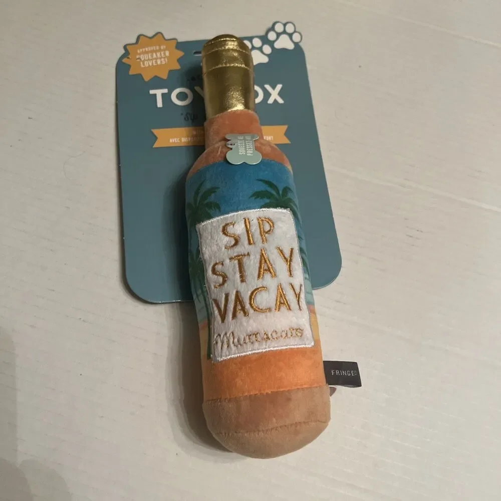 NWT Fringe Studio Plush Dog Toy Bottle Liquor Sip Stay Vacay Squeaker 💖💖
